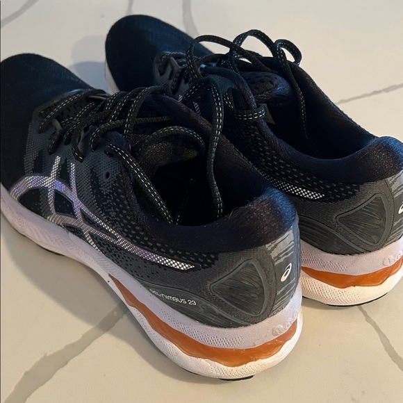 ASICS Women’s Black and White Athletic Shoes. Size 10 - Picture 4 of 6